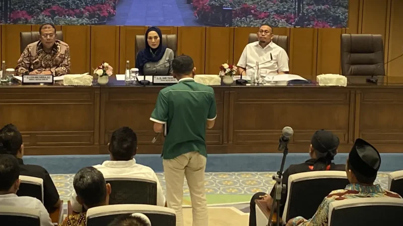 Perwakilan masyarakat Pati menyampaikan aspirasi di hadapan Wakil Ketua DPR Cucun Ahmad Syamsurijal beserta pimpinan DPR lainnya dalam pertemuan di Kompleks Parlemen Senayan, Jakarta, Senin (24/8/2026). Foto: Ist.