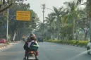 alan raya di Kota Pekanbaru tampak berkabut tebal akibat asap kebakaran hutan dan lahan yang menyelimuti wilayah Riau, Senin (24/8/2026). Foto: Ist.