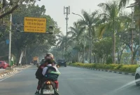 alan raya di Kota Pekanbaru tampak berkabut tebal akibat asap kebakaran hutan dan lahan yang menyelimuti wilayah Riau, Senin (24/8/2026). Foto: Ist.