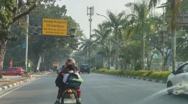 alan raya di Kota Pekanbaru tampak berkabut tebal akibat asap kebakaran hutan dan lahan yang menyelimuti wilayah Riau, Senin (24/8/2026). Foto: Ist.