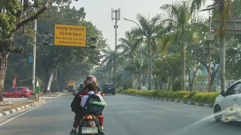 alan raya di Kota Pekanbaru tampak berkabut tebal akibat asap kebakaran hutan dan lahan yang menyelimuti wilayah Riau, Senin (24/8/2026). Foto: Ist.