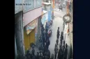 Rekaman CCTV menunjukkan barisan besar aparat bersenjata lengkap menggelar operasi penindakan di jalan sempit kawasan Kampung Bahari, Tanjung Priok. Penggerebekan yang dilakukan sejak dini hari ini menjadi bagian dari rangkaian panjang upaya pemberantasan peredaran narkoba di kawasan yang sejak lama dijuluki kampung narkoba tersebut. Foto: Ist.