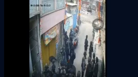 Rekaman CCTV menunjukkan barisan besar aparat bersenjata lengkap menggelar operasi penindakan di jalan sempit kawasan Kampung Bahari, Tanjung Priok. Penggerebekan yang dilakukan sejak dini hari ini menjadi bagian dari rangkaian panjang upaya pemberantasan peredaran narkoba di kawasan yang sejak lama dijuluki kampung narkoba tersebut. Foto: Ist.