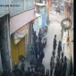 Rekaman CCTV menunjukkan barisan besar aparat bersenjata lengkap menggelar operasi penindakan di jalan sempit kawasan Kampung Bahari, Tanjung Priok. Penggerebekan yang dilakukan sejak dini hari ini menjadi bagian dari rangkaian panjang upaya pemberantasan peredaran narkoba di kawasan yang sejak lama dijuluki kampung narkoba tersebut. Foto: Ist.