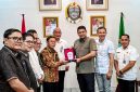 Gubernur Sumatera Utara, Muhammad Bobby Afif Nasution, menerima cinderamata dari jajaran pimpinan Banua Niha Keriso Protestan (BNKP) dalam audiensi yang berlangsung di Gunungsitoli, Rabu (5/8/2026). Foto: Ist.