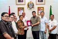 Gubernur Sumatera Utara, Muhammad Bobby Afif Nasution, menerima cinderamata dari jajaran pimpinan Banua Niha Keriso Protestan (BNKP) dalam audiensi yang berlangsung di Gunungsitoli, Rabu (5/8/2026). Foto: Ist.