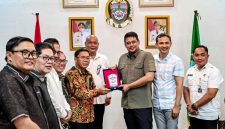 Gubernur Sumatera Utara, Muhammad Bobby Afif Nasution, menerima cinderamata dari jajaran pimpinan Banua Niha Keriso Protestan (BNKP) dalam audiensi yang berlangsung di Gunungsitoli, Rabu (5/8/2026). Foto: Ist.