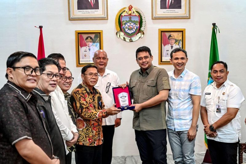 Gubernur Sumatera Utara, Muhammad Bobby Afif Nasution, menerima cinderamata dari jajaran pimpinan Banua Niha Keriso Protestan (BNKP) dalam audiensi yang berlangsung di Gunungsitoli, Rabu (5/8/2026). Foto: Ist.
