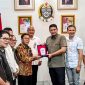 Gubernur Sumatera Utara, Muhammad Bobby Afif Nasution, menerima cinderamata dari jajaran pimpinan Banua Niha Keriso Protestan (BNKP) dalam audiensi yang berlangsung di Gunungsitoli, Rabu (5/8/2026). Foto: Ist.