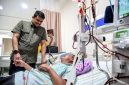 Gubernur Sumatera Utara, Muhammad Bobby Afif Nasution, menyempatkan diri menjenguk dan berdialog langsung dengan pasien saat meninjau pelayanan RSUD M Thomsen di Gunungsitoli, Rabu (5/8/2026). Foto: Ist.