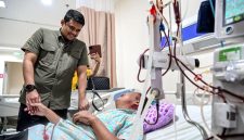 Gubernur Sumatera Utara, Muhammad Bobby Afif Nasution, menyempatkan diri menjenguk dan berdialog langsung dengan pasien saat meninjau pelayanan RSUD M Thomsen di Gunungsitoli, Rabu (5/8/2026). Foto: Ist.