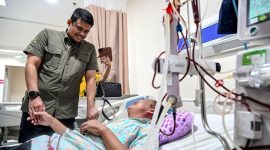 Gubernur Sumatera Utara, Muhammad Bobby Afif Nasution, menyempatkan diri menjenguk dan berdialog langsung dengan pasien saat meninjau pelayanan RSUD M Thomsen di Gunungsitoli, Rabu (5/8/2026). Foto: Ist.