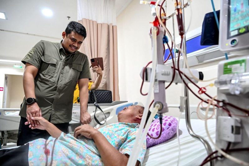 Gubernur Sumatera Utara, Muhammad Bobby Afif Nasution, menyempatkan diri menjenguk dan berdialog langsung dengan pasien saat meninjau pelayanan RSUD M Thomsen di Gunungsitoli, Rabu (5/8/2026). Foto: Ist.