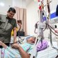 Gubernur Sumatera Utara, Muhammad Bobby Afif Nasution, menyempatkan diri menjenguk dan berdialog langsung dengan pasien saat meninjau pelayanan RSUD M Thomsen di Gunungsitoli, Rabu (5/8/2026). Foto: Ist.