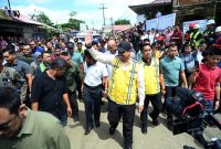 Gubernur Sumatera Utara, Muhammad Bobby Afif Nasution, menyapa warga yang menyambut antusias kunjungannya di Kabupaten Nias Utara, Kamis (6/8/2026). Foto: Ist.