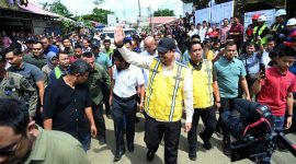 Gubernur Sumatera Utara, Muhammad Bobby Afif Nasution, menyapa warga yang menyambut antusias kunjungannya di Kabupaten Nias Utara, Kamis (6/8/2026). Foto: Ist.