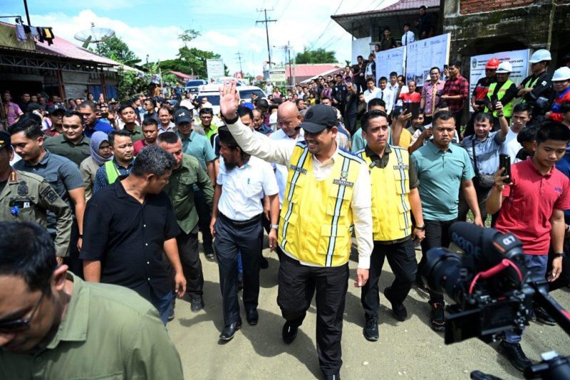 Gubernur Sumatera Utara, Muhammad Bobby Afif Nasution, menyapa warga yang menyambut antusias kunjungannya di Kabupaten Nias Utara, Kamis (6/8/2026). Foto: Ist.