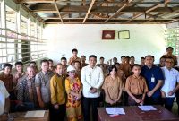 Gubernur Sumatera Utara, Muhammad Bobby Afif Nasution, berfoto bersama para siswa dan jajaran pendidik saat meninjau SMKN 1 Lotu, Kabupaten Nias Utara, Kamis (6/8/2026). Foto: Ist.