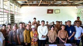Gubernur Sumatera Utara, Muhammad Bobby Afif Nasution, berfoto bersama para siswa dan jajaran pendidik saat meninjau SMKN 1 Lotu, Kabupaten Nias Utara, Kamis (6/8/2026). Foto: Ist.