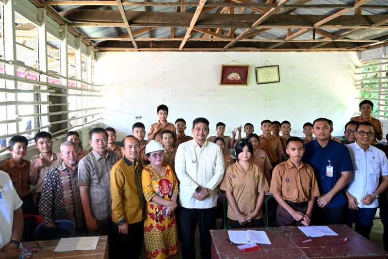 Gubernur Sumatera Utara, Muhammad Bobby Afif Nasution, berfoto bersama para siswa dan jajaran pendidik saat meninjau SMKN 1 Lotu, Kabupaten Nias Utara, Kamis (6/8/2026). Foto: Ist.