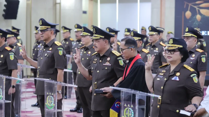 Prosesi pelantikan dan pengambilan sumpah 15 Kepala Kejaksaan Tinggi beserta sejumlah pejabat Eselon II lingkungan Kejaksaan Republik Indonesia, yang dipimpin langsung oleh Jaksa Agung Sanitiar Burhanuddin di Aula Lantai 11 Gedung Utama Kejaksaan Agung, Selasa (11/8/2026). Foto: Ist.