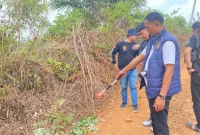 Penyidik Polres Lampung Utara melakukan olah tempat kejadian perkara di lokasi pembegalan, Jalan Simpang Limus, Desa Buminabung, Kecamatan Abung Kunang, Rabu (19/8/2026). Foto: Ist.