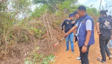 Penyidik Polres Lampung Utara melakukan olah tempat kejadian perkara di lokasi pembegalan, Jalan Simpang Limus, Desa Buminabung, Kecamatan Abung Kunang, Rabu (19/8/2026). Foto: Ist.