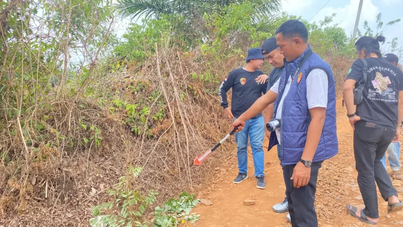 Penyidik Polres Lampung Utara melakukan olah tempat kejadian perkara di lokasi pembegalan, Jalan Simpang Limus, Desa Buminabung, Kecamatan Abung Kunang, Rabu (19/8/2026). Foto: Ist.