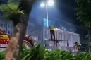 Petugas terlihat memasang atau memperbaiki pagar pembatas tinggi di kawasan pusat perbelanjaan pada malam hari, langkah yang memicu sorotan publik dan dikaitkan dengan isu keamanan menjelang bulan Agustus, namun Gubernur DKI Jakarta Pramono Anung meminta pagar tersebut segera dibongkar kembali. Foto: Ist.