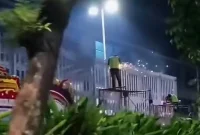 Petugas terlihat memasang atau memperbaiki pagar pembatas tinggi di kawasan pusat perbelanjaan pada malam hari, langkah yang memicu sorotan publik dan dikaitkan dengan isu keamanan menjelang bulan Agustus, namun Gubernur DKI Jakarta Pramono Anung meminta pagar tersebut segera dibongkar kembali. Foto: Ist.