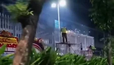 Petugas terlihat memasang atau memperbaiki pagar pembatas tinggi di kawasan pusat perbelanjaan pada malam hari, langkah yang memicu sorotan publik dan dikaitkan dengan isu keamanan menjelang bulan Agustus, namun Gubernur DKI Jakarta Pramono Anung meminta pagar tersebut segera dibongkar kembali. Foto: Ist.