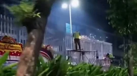 Petugas terlihat memasang atau memperbaiki pagar pembatas tinggi di kawasan pusat perbelanjaan pada malam hari, langkah yang memicu sorotan publik dan dikaitkan dengan isu keamanan menjelang bulan Agustus, namun Gubernur DKI Jakarta Pramono Anung meminta pagar tersebut segera dibongkar kembali. Foto: Ist.