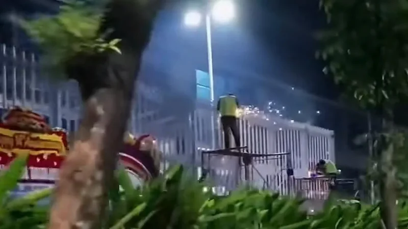 Petugas terlihat memasang atau memperbaiki pagar pembatas tinggi di kawasan pusat perbelanjaan pada malam hari, langkah yang memicu sorotan publik dan dikaitkan dengan isu keamanan menjelang bulan Agustus, namun Gubernur DKI Jakarta Pramono Anung meminta pagar tersebut segera dibongkar kembali. Foto: Ist.