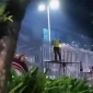 Petugas terlihat memasang atau memperbaiki pagar pembatas tinggi di kawasan pusat perbelanjaan pada malam hari, langkah yang memicu sorotan publik dan dikaitkan dengan isu keamanan menjelang bulan Agustus, namun Gubernur DKI Jakarta Pramono Anung meminta pagar tersebut segera dibongkar kembali. Foto: Ist.