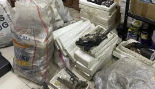 Sebagian dari temuan sebanyak 996 pucuk senjata yang tersimpan di gudang sebuah yayasan di kawasan Pondok Pinang, Kebayoran Lama, Jakarta Selatan. Foto: Ist.