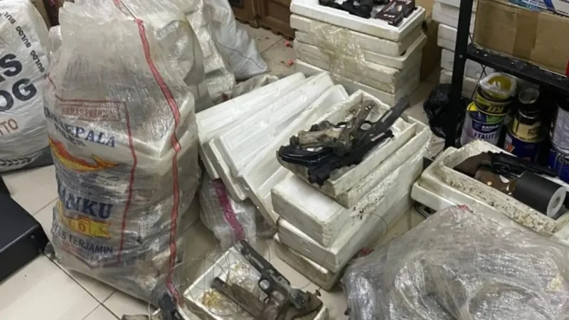 Sebagian dari temuan sebanyak 996 pucuk senjata yang tersimpan di gudang sebuah yayasan di kawasan Pondok Pinang, Kebayoran Lama, Jakarta Selatan. Foto: Ist.