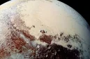 Tampilan permukaan Pluto yang memperlihatkan bentang alam berwarna putih kemerahan khas benda langit tersebut. Sejak 24 Agustus 2006, IAU resmi mencabut statusnya sebagai planet kesembilan Tata Surya dan mengklasifikasikannya sebagai planet kerdil, keputusan yang hingga kini masih memicu perdebatan di kalangan ilmuwan. Foto: Ist.