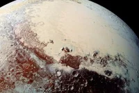 Tampilan permukaan Pluto yang memperlihatkan bentang alam berwarna putih kemerahan khas benda langit tersebut. Sejak 24 Agustus 2006, IAU resmi mencabut statusnya sebagai planet kesembilan Tata Surya dan mengklasifikasikannya sebagai planet kerdil, keputusan yang hingga kini masih memicu perdebatan di kalangan ilmuwan. Foto: Ist.