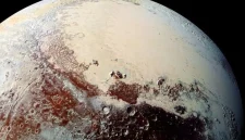 Tampilan permukaan Pluto yang memperlihatkan bentang alam berwarna putih kemerahan khas benda langit tersebut. Sejak 24 Agustus 2006, IAU resmi mencabut statusnya sebagai planet kesembilan Tata Surya dan mengklasifikasikannya sebagai planet kerdil, keputusan yang hingga kini masih memicu perdebatan di kalangan ilmuwan. Foto: Ist.