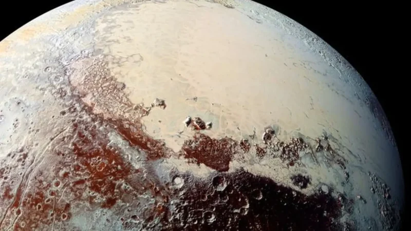 Tampilan permukaan Pluto yang memperlihatkan bentang alam berwarna putih kemerahan khas benda langit tersebut. Sejak 24 Agustus 2006, IAU resmi mencabut statusnya sebagai planet kesembilan Tata Surya dan mengklasifikasikannya sebagai planet kerdil, keputusan yang hingga kini masih memicu perdebatan di kalangan ilmuwan. Foto: Ist.