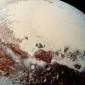 Tampilan permukaan Pluto yang memperlihatkan bentang alam berwarna putih kemerahan khas benda langit tersebut. Sejak 24 Agustus 2006, IAU resmi mencabut statusnya sebagai planet kesembilan Tata Surya dan mengklasifikasikannya sebagai planet kerdil, keputusan yang hingga kini masih memicu perdebatan di kalangan ilmuwan. Foto: Ist.