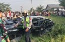 Petugas kepolisian memeriksa mobil Avanza yang hancur berat akibat ditabrak kereta api Siantar Express di perlintasan tanpa palang pintu Dusun V Peringgan, Desa Pon, Kecamatan Sei Bamban, Serdang Bedagai, Kamis (27/8/2026). Foto: Ist.