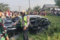 Petugas kepolisian memeriksa mobil Avanza yang hancur berat akibat ditabrak kereta api Siantar Express di perlintasan tanpa palang pintu Dusun V Peringgan, Desa Pon, Kecamatan Sei Bamban, Serdang Bedagai, Kamis (27/8/2026). Foto: Ist.
