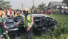 Petugas kepolisian memeriksa mobil Avanza yang hancur berat akibat ditabrak kereta api Siantar Express di perlintasan tanpa palang pintu Dusun V Peringgan, Desa Pon, Kecamatan Sei Bamban, Serdang Bedagai, Kamis (27/8/2026). Foto: Ist.