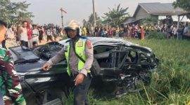 Petugas kepolisian memeriksa mobil Avanza yang hancur berat akibat ditabrak kereta api Siantar Express di perlintasan tanpa palang pintu Dusun V Peringgan, Desa Pon, Kecamatan Sei Bamban, Serdang Bedagai, Kamis (27/8/2026). Foto: Ist.