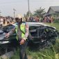 Petugas kepolisian memeriksa mobil Avanza yang hancur berat akibat ditabrak kereta api Siantar Express di perlintasan tanpa palang pintu Dusun V Peringgan, Desa Pon, Kecamatan Sei Bamban, Serdang Bedagai, Kamis (27/8/2026). Foto: Ist.