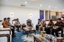 Gubernur Sumatera Utara Muhammad Bobby Afif Nasution saat menerima tim petugas Sensus Ekonomi 2026 di Ruang Kerja Gubernur Sumut, Medan, Jumat (21/8/2026). Foto: Ist.