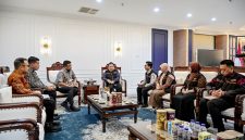 Gubernur Sumatera Utara Muhammad Bobby Afif Nasution saat menerima tim petugas Sensus Ekonomi 2026 di Ruang Kerja Gubernur Sumut, Medan, Jumat (21/8/2026). Foto: Ist.