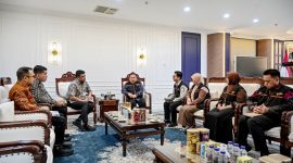 Gubernur Sumatera Utara Muhammad Bobby Afif Nasution saat menerima tim petugas Sensus Ekonomi 2026 di Ruang Kerja Gubernur Sumut, Medan, Jumat (21/8/2026). Foto: Ist.