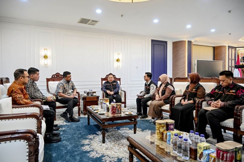 Gubernur Sumatera Utara Muhammad Bobby Afif Nasution saat menerima tim petugas Sensus Ekonomi 2026 di Ruang Kerja Gubernur Sumut, Medan, Jumat (21/8/2026). Foto: Ist.